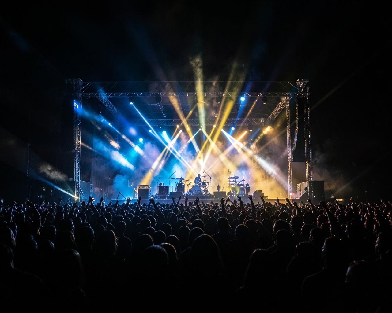 Scène de festival avec faisceaux lumineux